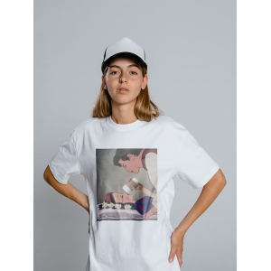 Tricou Albă ca Zăpada bea cafea